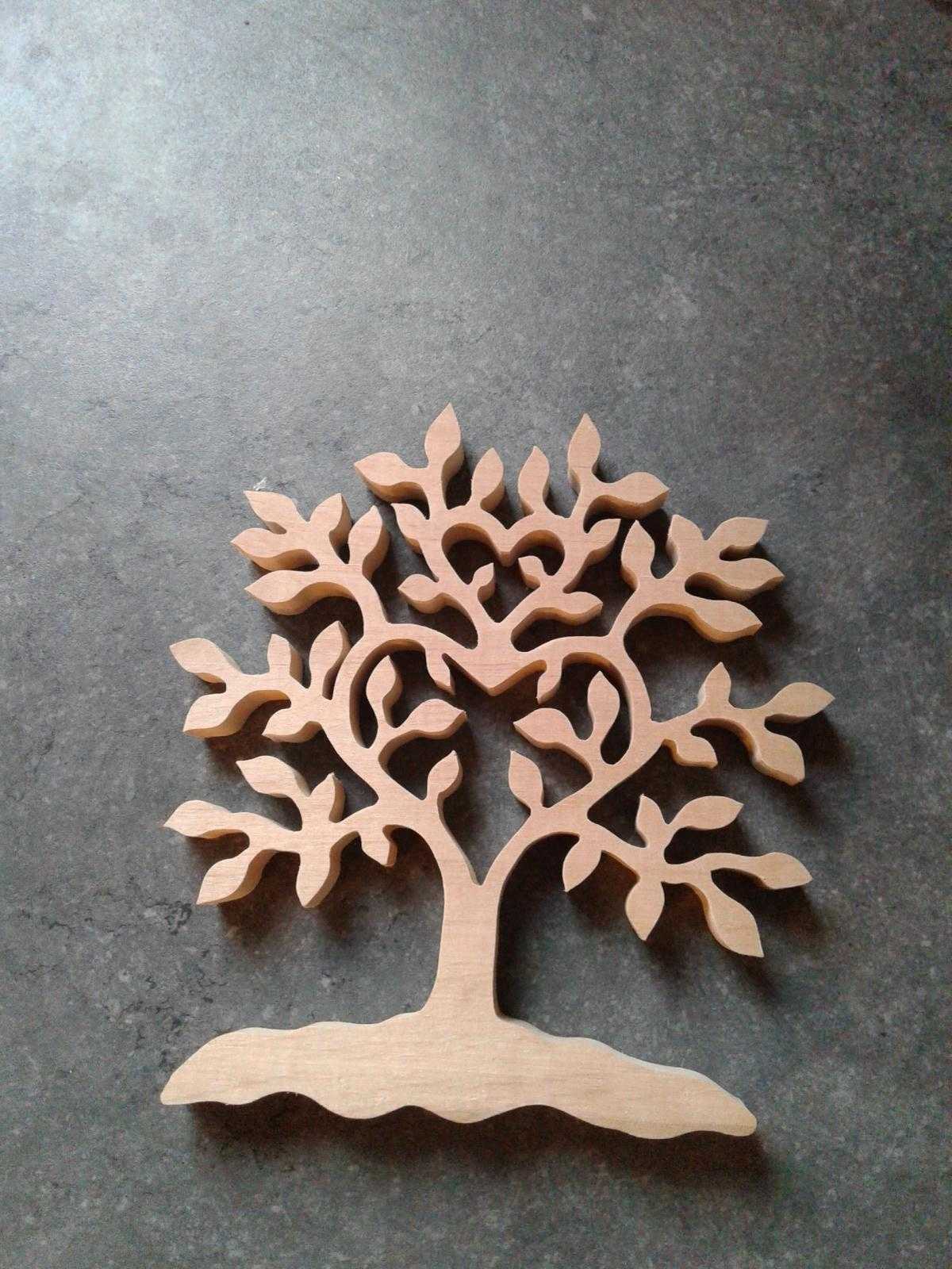 Arbre en bois avec souche